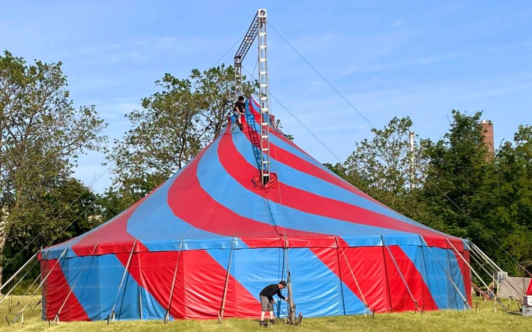 Ran an den Mast: Der Zeltaufbau